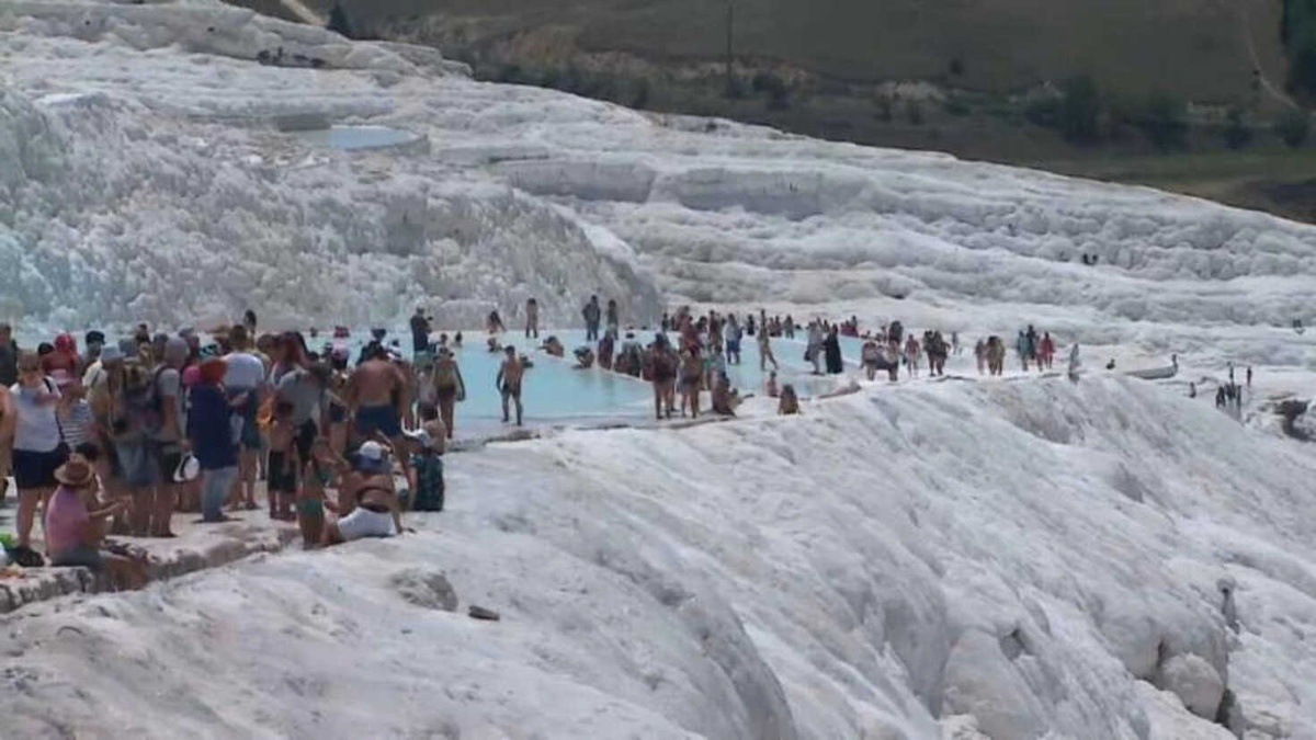Doğa Harikası Pamukkale Travertenleri Turist Akınına Uğruyor