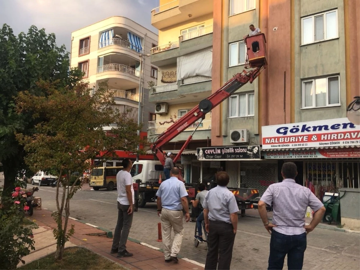 İpe Takılan Serçe Yavrularını Belediye Ekipleri Kurtardı