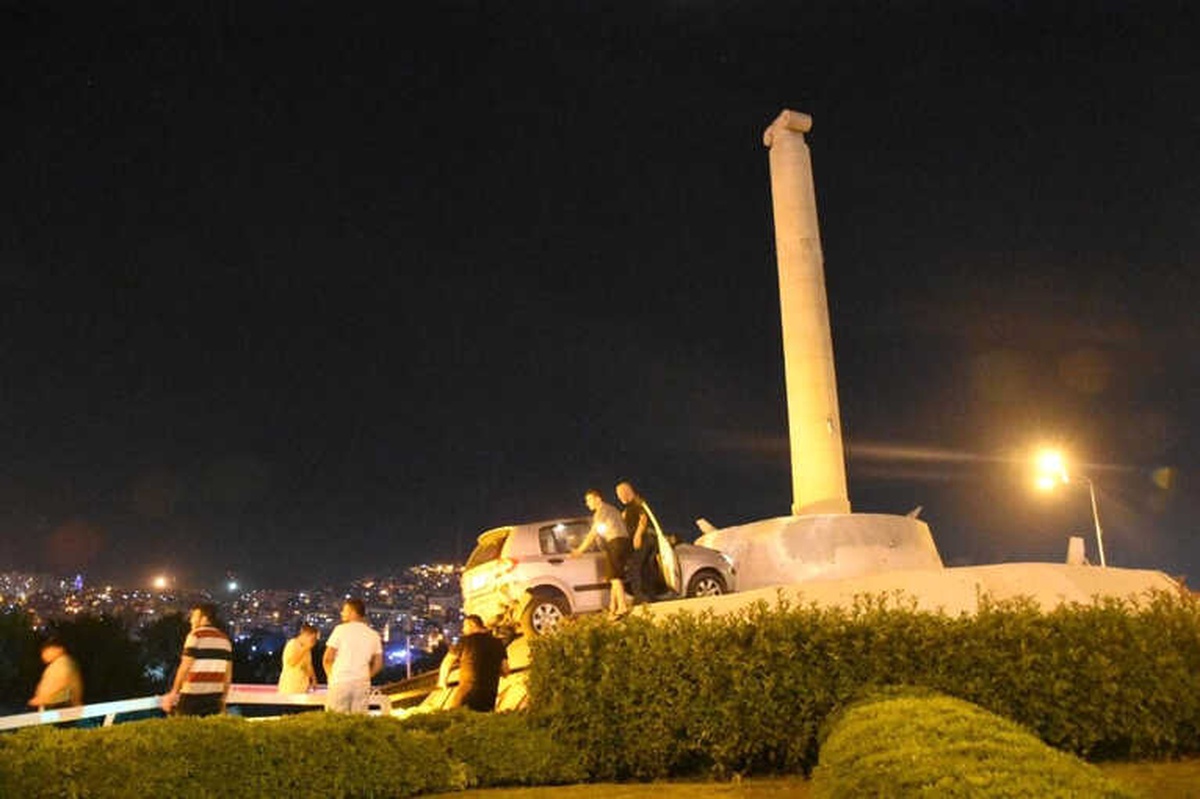 Kontrolden Çıkan Araç Smyrna Anıtı\'nın Tepesine Çıktı