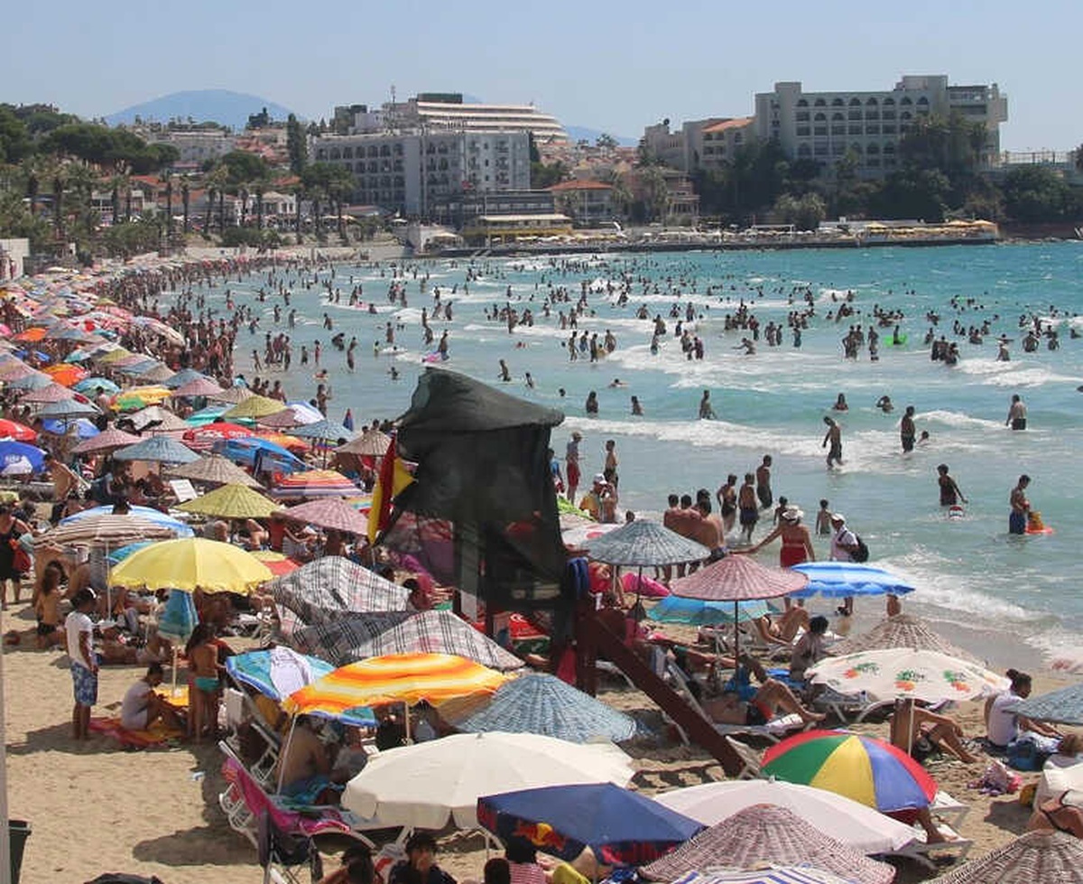 Kuşadası\'nda İğne Atsan Yere Düşmüyor