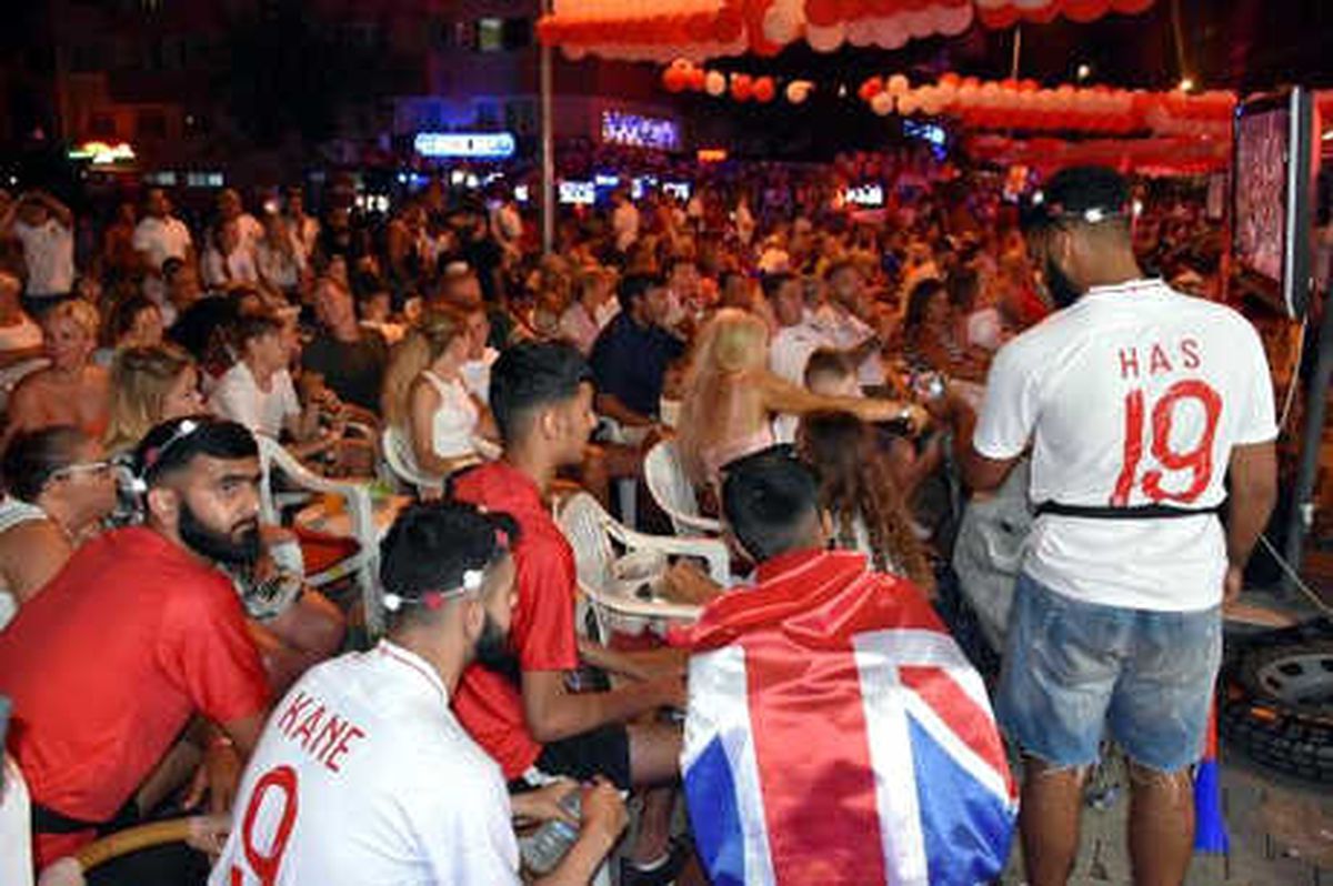 Marmaris\'te İngiliz Taraftarlar Önce Sevindi Sonra Üzüldü