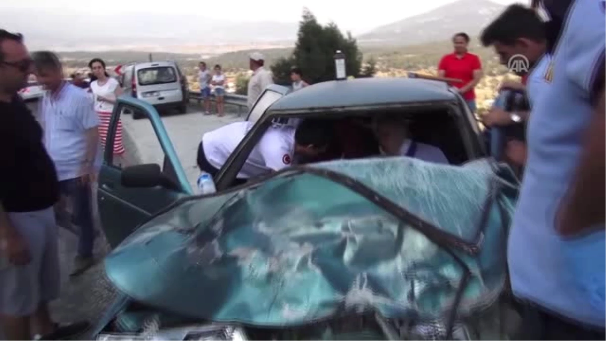 Muğla\'da Otomobil ile Kamyonet Çarpıştı: 5 Yaralı