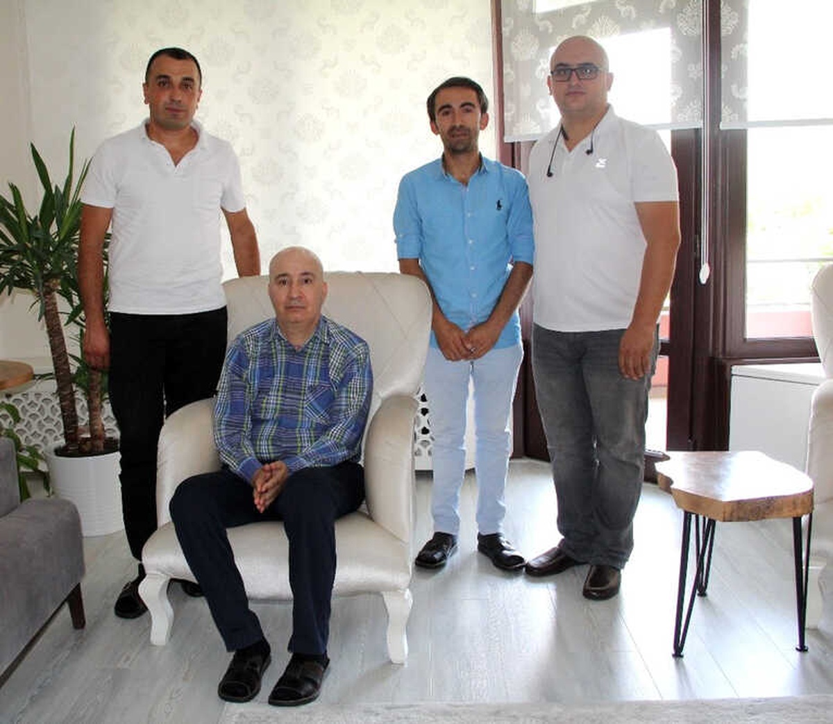 O Sağlık Görevlilerinden Tem\'in Gazi Başkanına Ziyaret