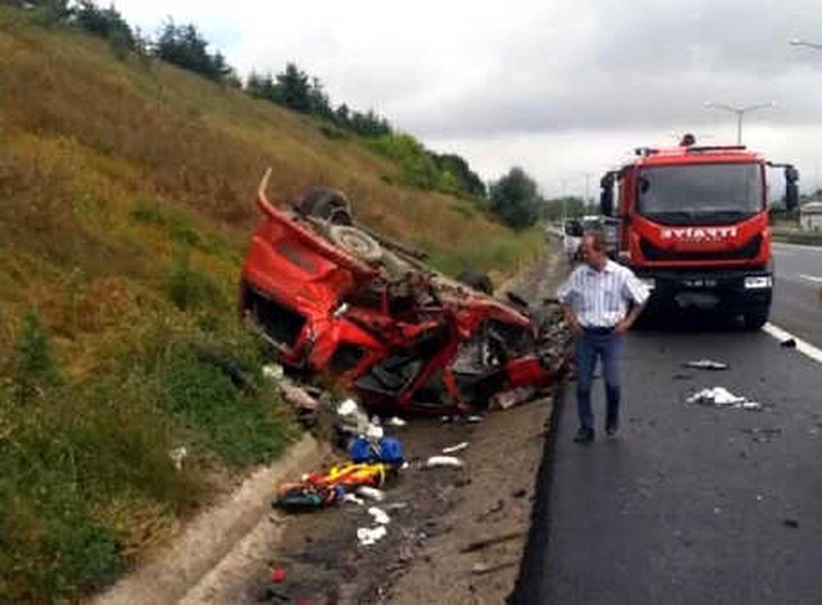 Otomobilin Çarptığı Hafif Ticari Araç Takla Attı: 4 Yaralı