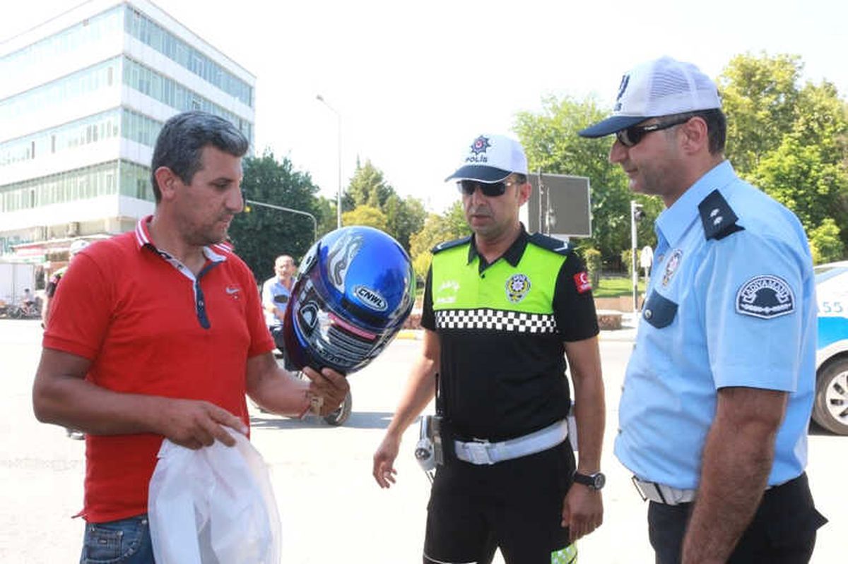 Polis, Denetimlerde Kaskı Olmayan Sürücülere Kask Hediye Etti