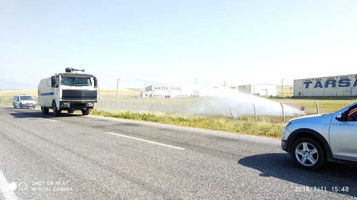 Polis Ekipleri Tarla Yangınına Toma ile Müdahale Etti