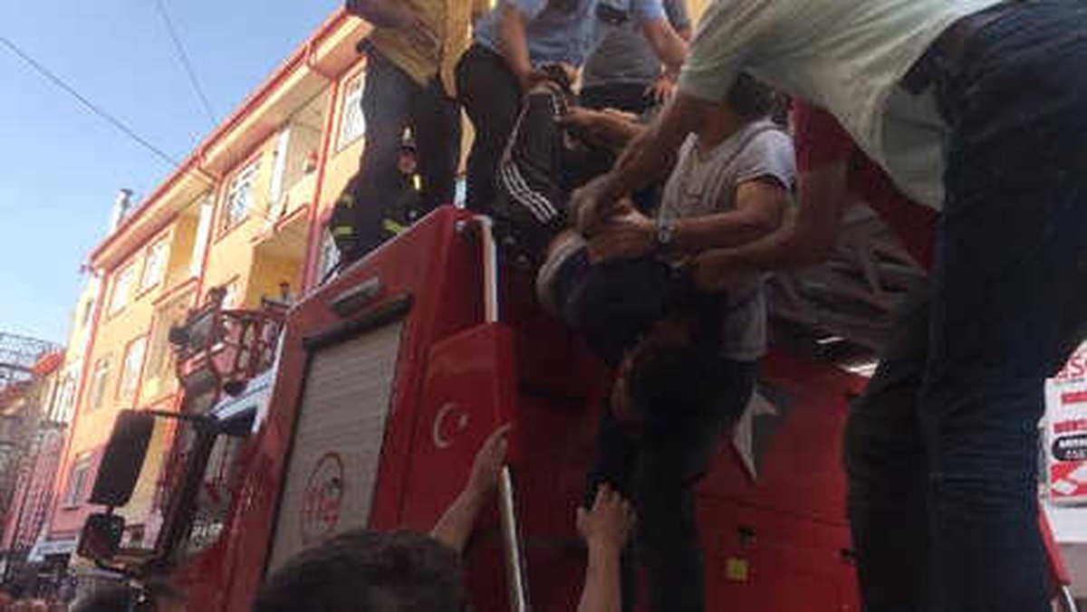 Polis Memurunu Bıçakladı, Saklandığı Çatı Katında Yakalandı