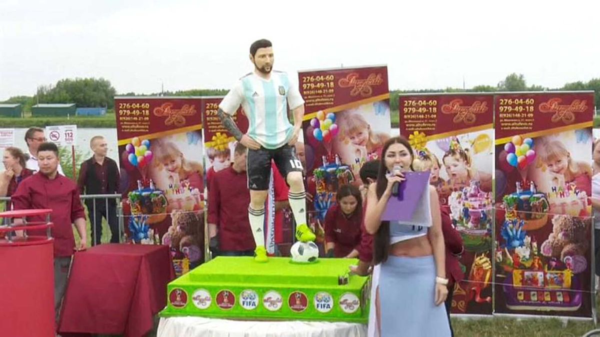 Ruslar\'dan Messi\'nin Doğum Günü İçin Dev Pastalı Kutlama