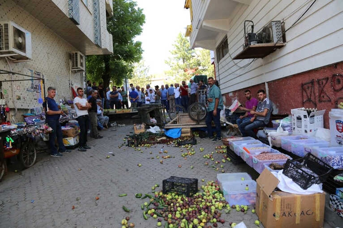 Sattıkları Ürünlerinin Kaldırılması İstenince, Sokağa Döktüler
