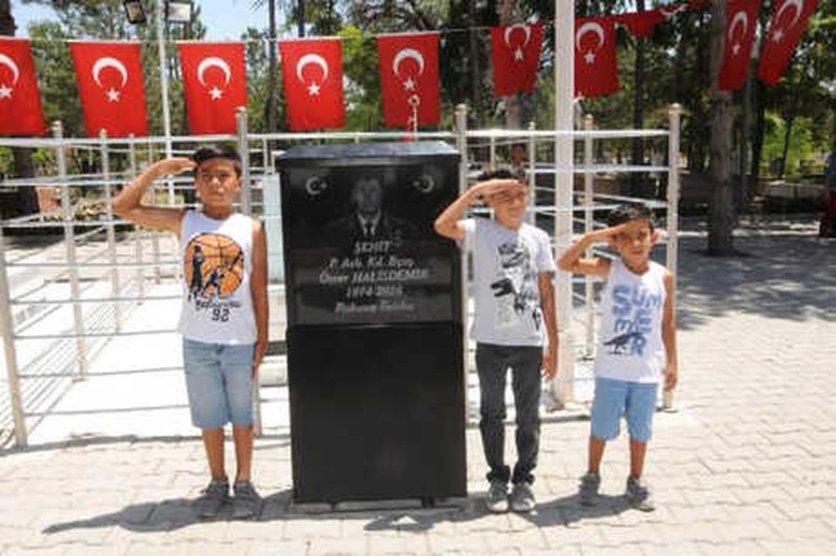 Şehit Astsubay Ömer Halisdemir\'in Mezarına Ziyaretçi Akını