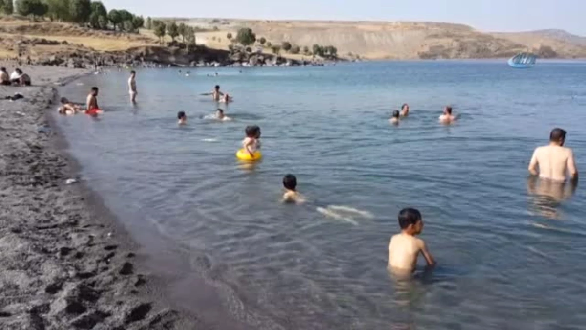 Sıcaktan Bunalanlar Kendini Van Gölü\'nün Serin Sularına Bırakıyor