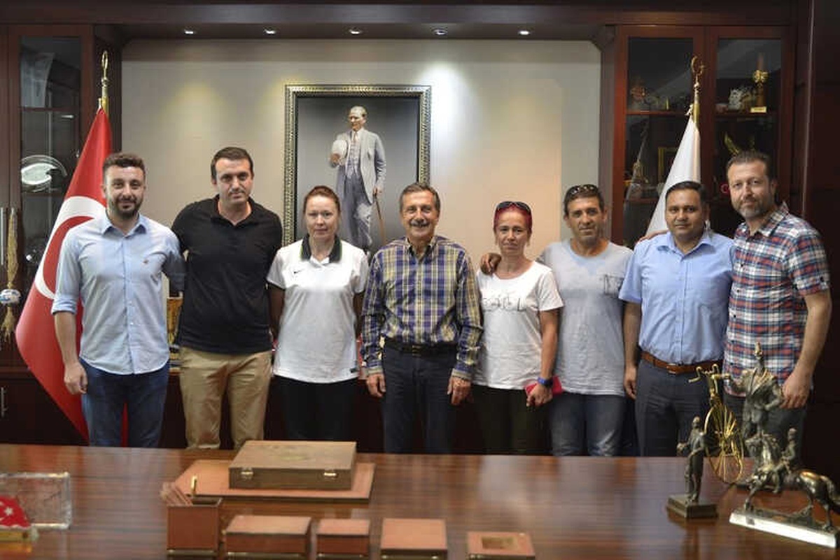 Tenis Kulübü Yöneticileri Başkan Ataç\'ı Ziyaret Etti