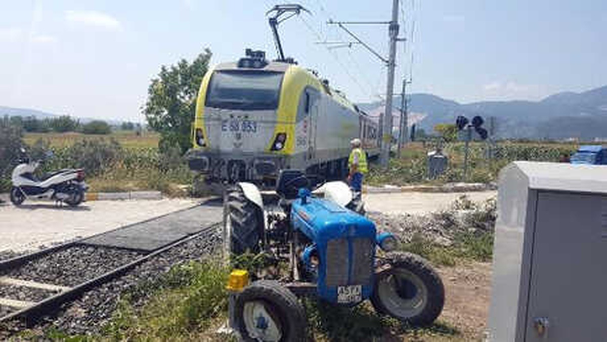 Tren, Hemzemin Geçitte Traktöre Çarptı: 2 Yaralı
