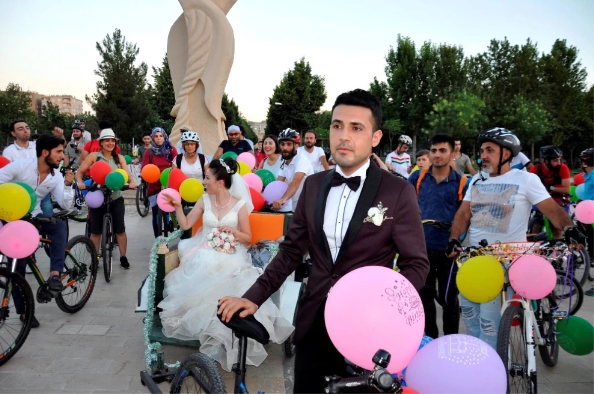 Turda Tanıştılar, Bisikletle Düğün Konvoyu Yaptılar