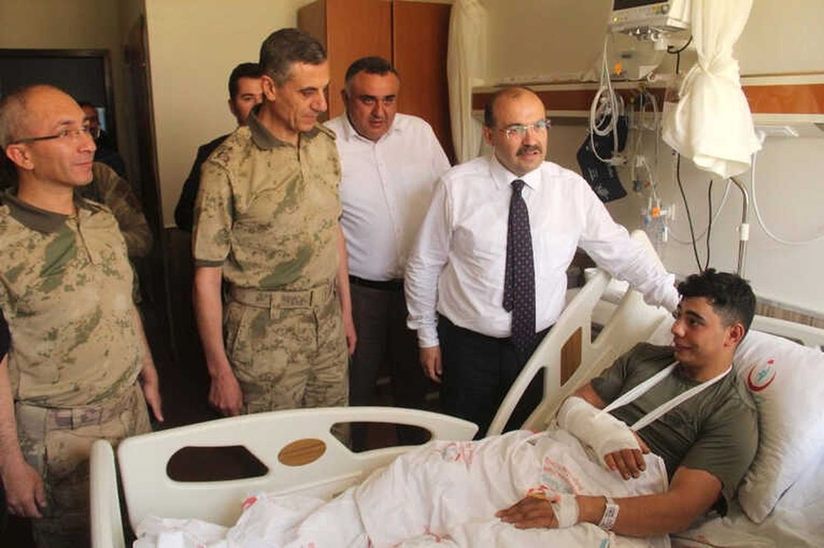 Vali Ustaoğlu\'ndan Yaralı Askere Ziyaret