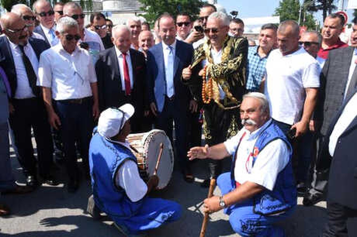 2 Altın Kemerli Kırkpınar Ağasına, Davul-zurnalı Karşılama
