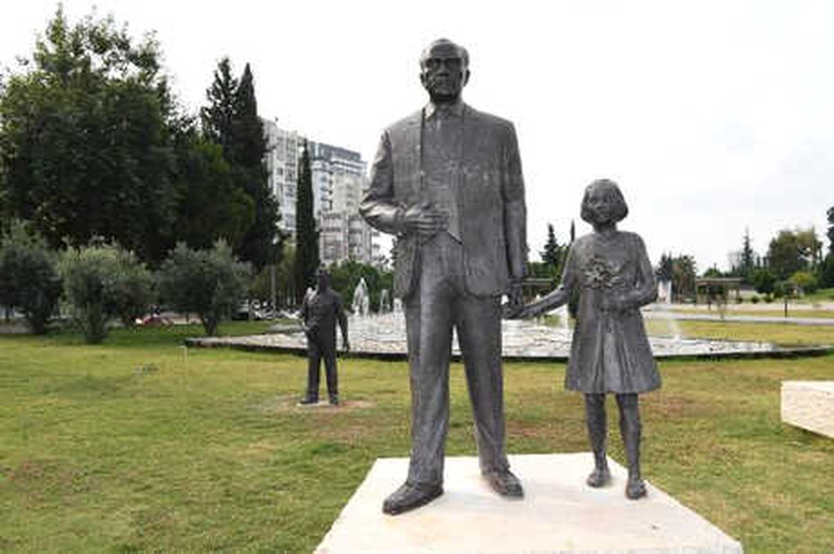 Adana\'da Atatürk Büstüne Çirkin Saldırı