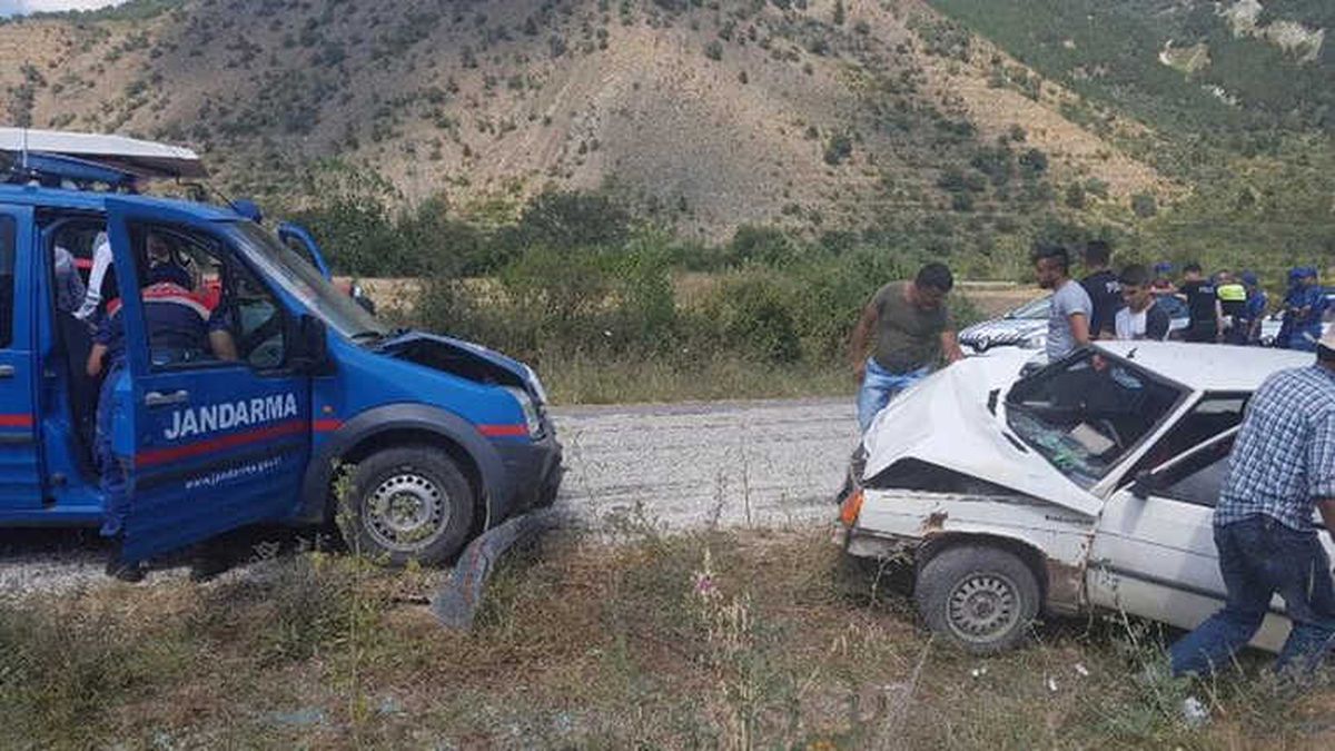 Askeri Araç ile Otomobil Çarpıştı