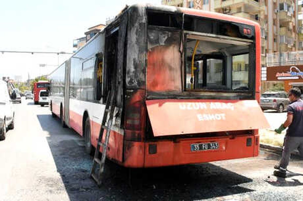 Belediye Otobüsü Alev Alev Yandı