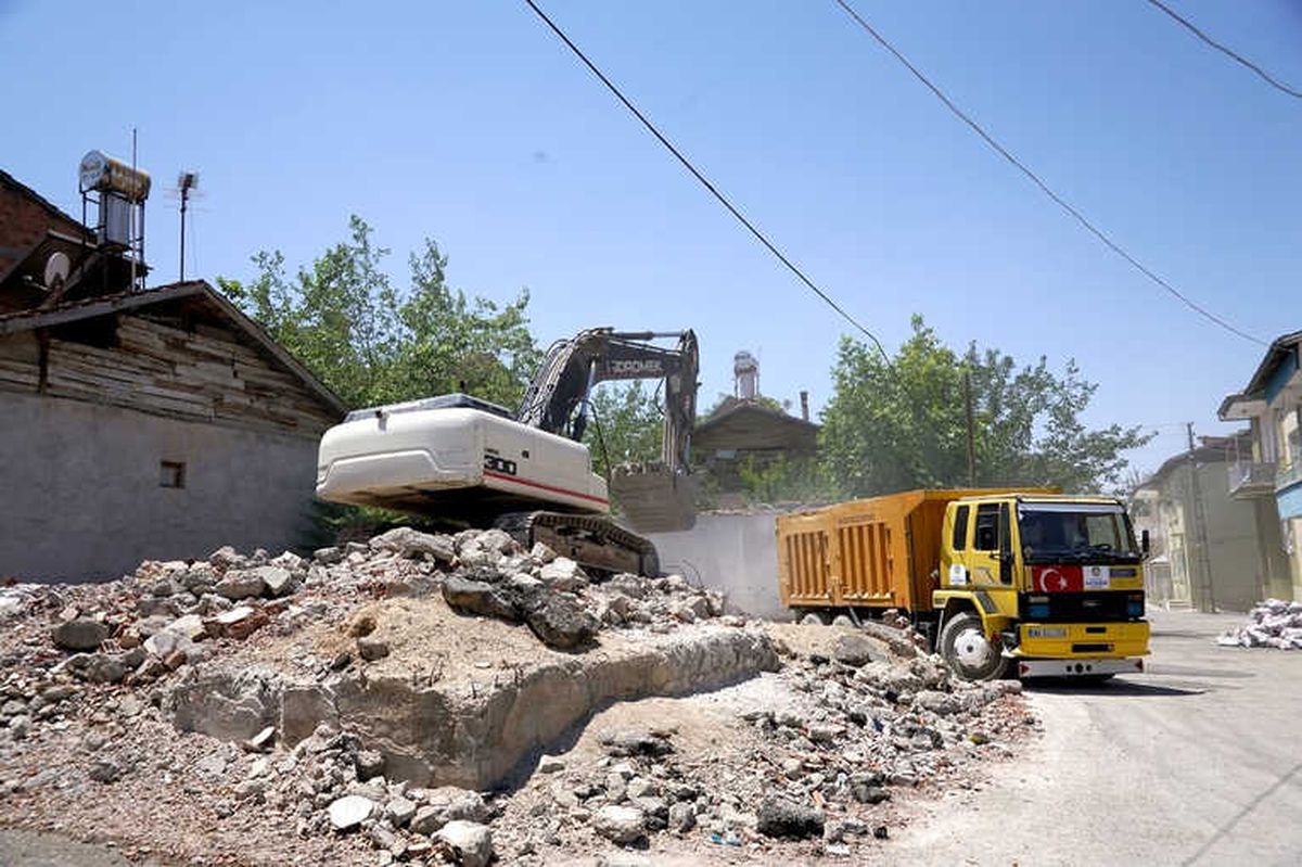 Beydağı\'nda Yıkılan Yapıların Molozları Kaldırılıyor