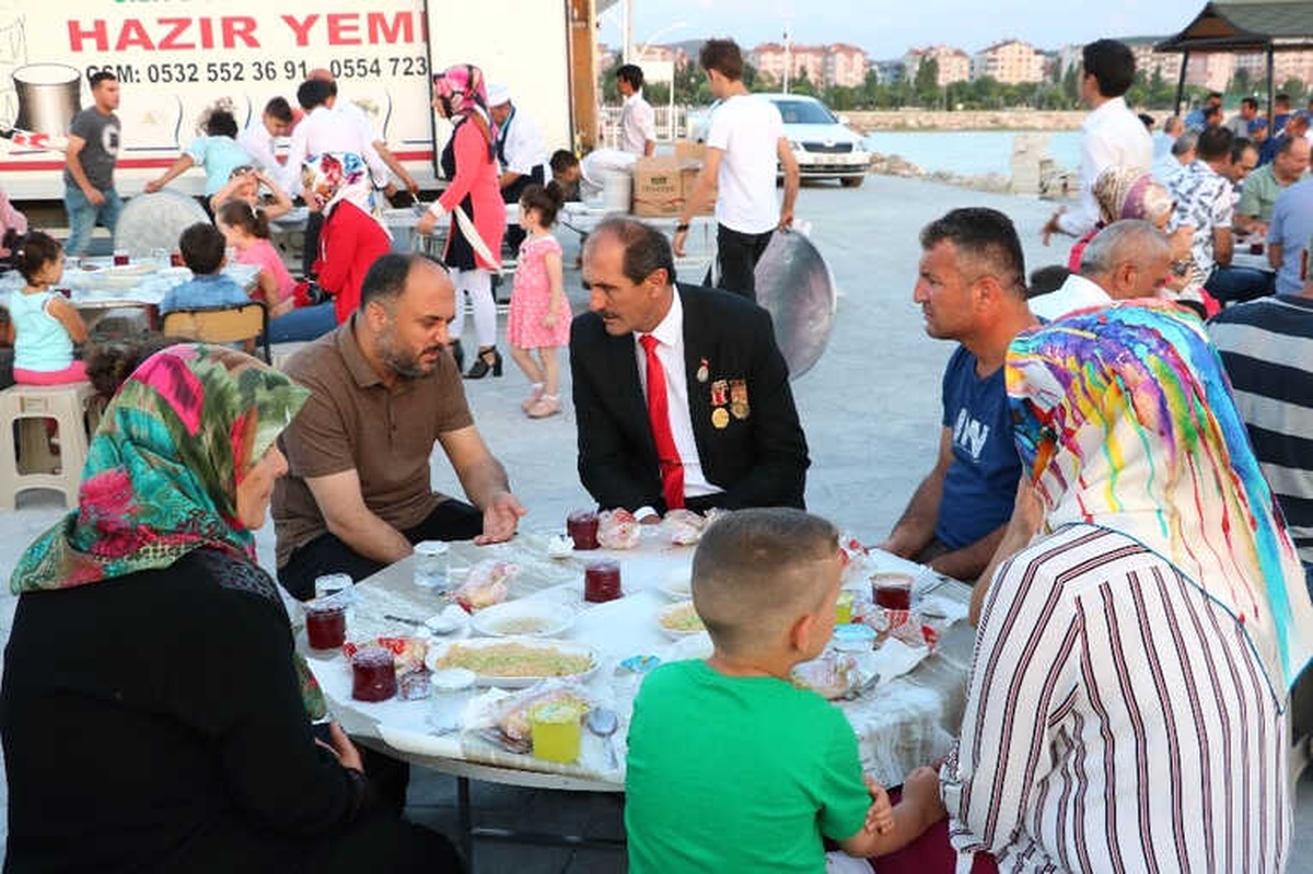 Beyşehir Belediyesinden Şehit Aileleri ve Gaziler Onuruna Yemek