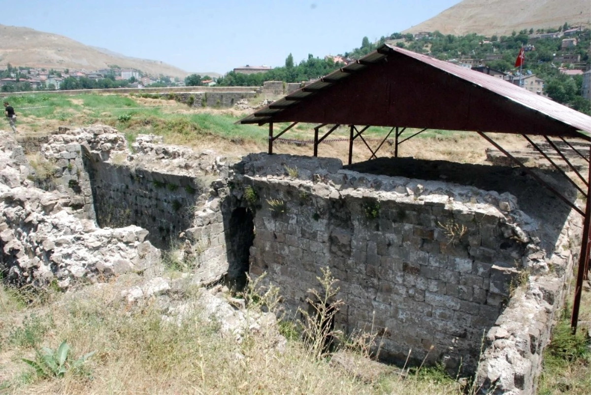 Bitlis Kalesi\'nde 3 Yıl Aradan Sonra Kazı Çalışması