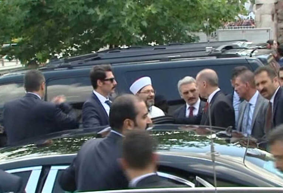 Erdoğan Cuma Namazını Bakanlarla Beraber Kıldı