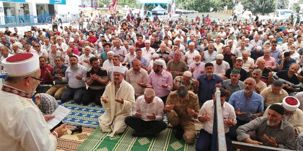 Erzincan\'da Binlerce Kişi Meydanda Cuma Namazı Kıldı