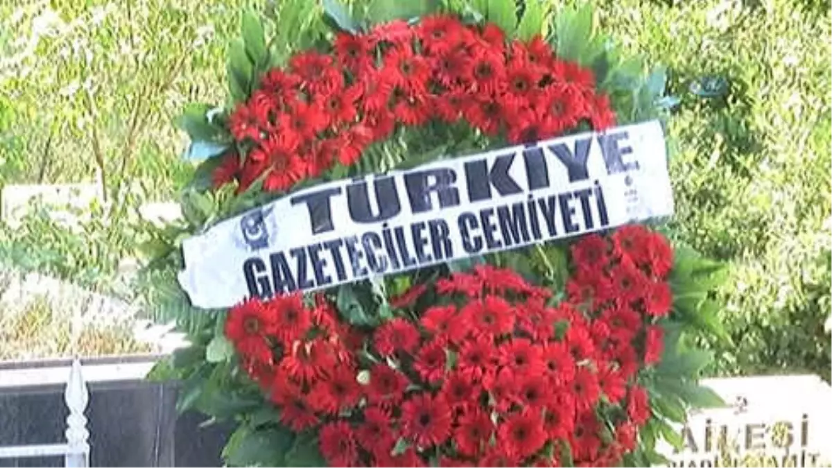 Gazeteci Okay Gönensin Ölümünün Birinci Yılında Mezarı Başında Anıldı