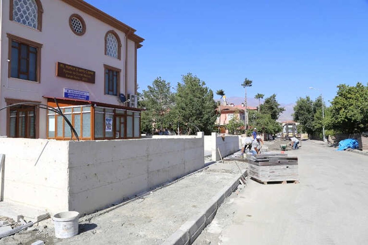 İbadethanelerin Çevre Düzenleme Çalışmaları Devam Ediyor