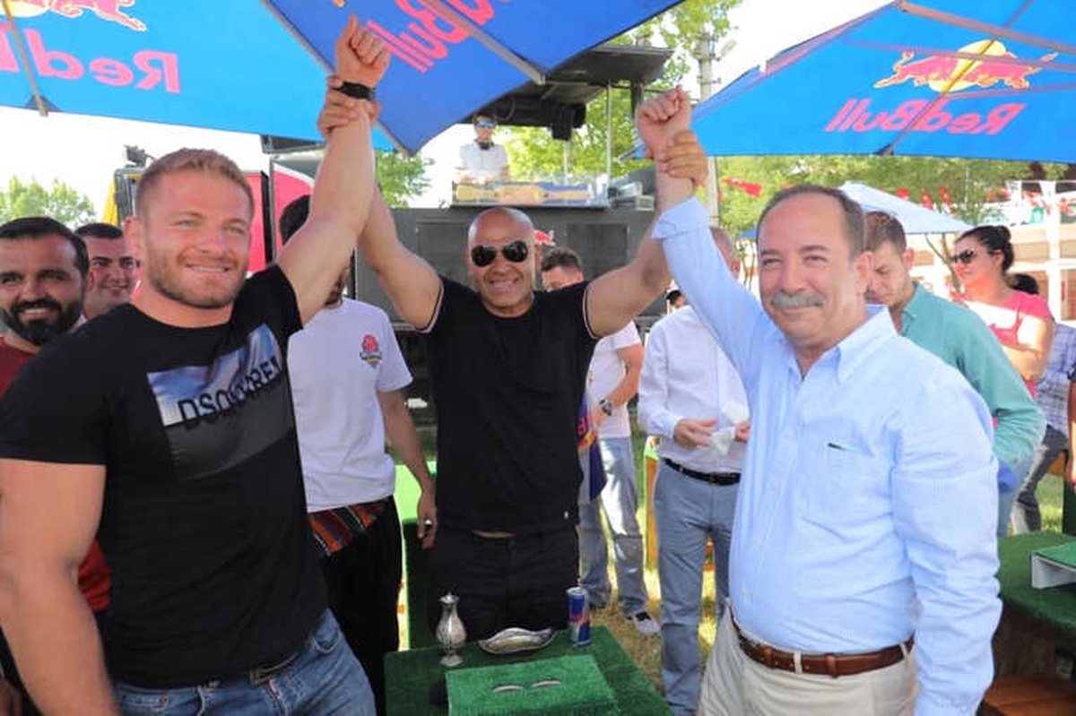 İsmail Balaban ve Recep Gürkan\'dan Yağlı Parmak Güreşi