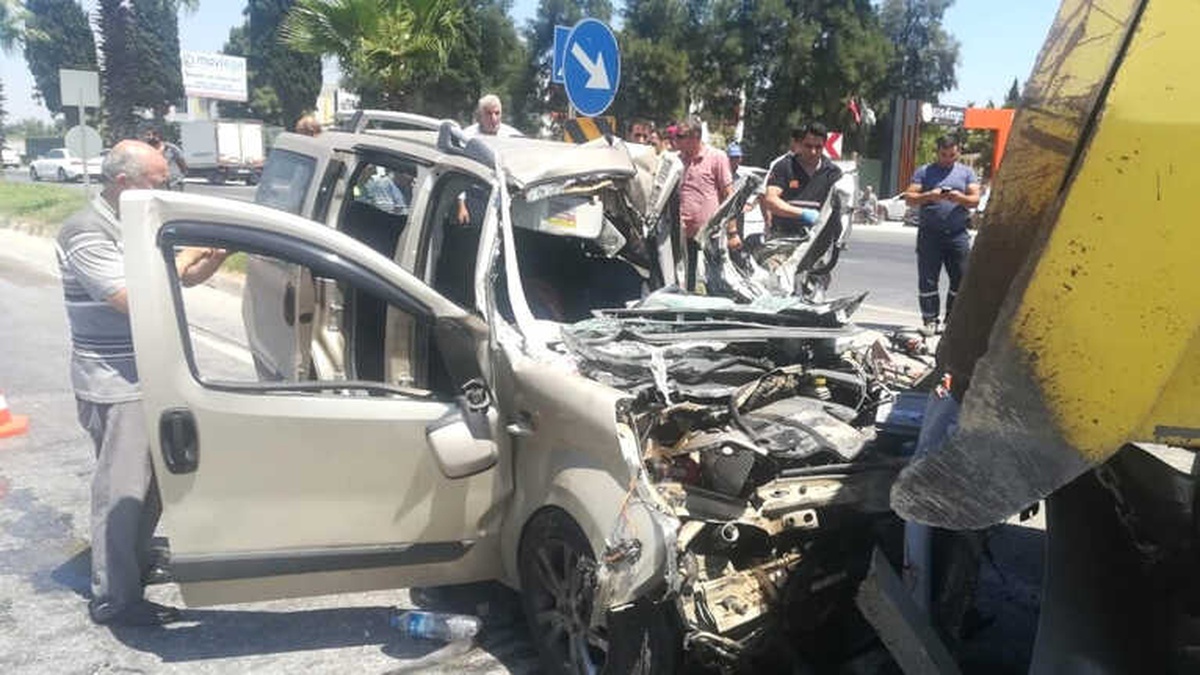 İzmir\'de Feci Kaza: 1 Kişi Öldü, Hamile Bir Kadın Ağır Yaralı