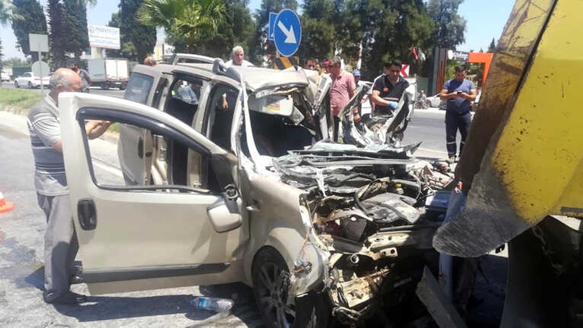 İzmir\'de Feci Kaza: 1 Kişi Öldü, Hamile Kadın Ağır Yaralı