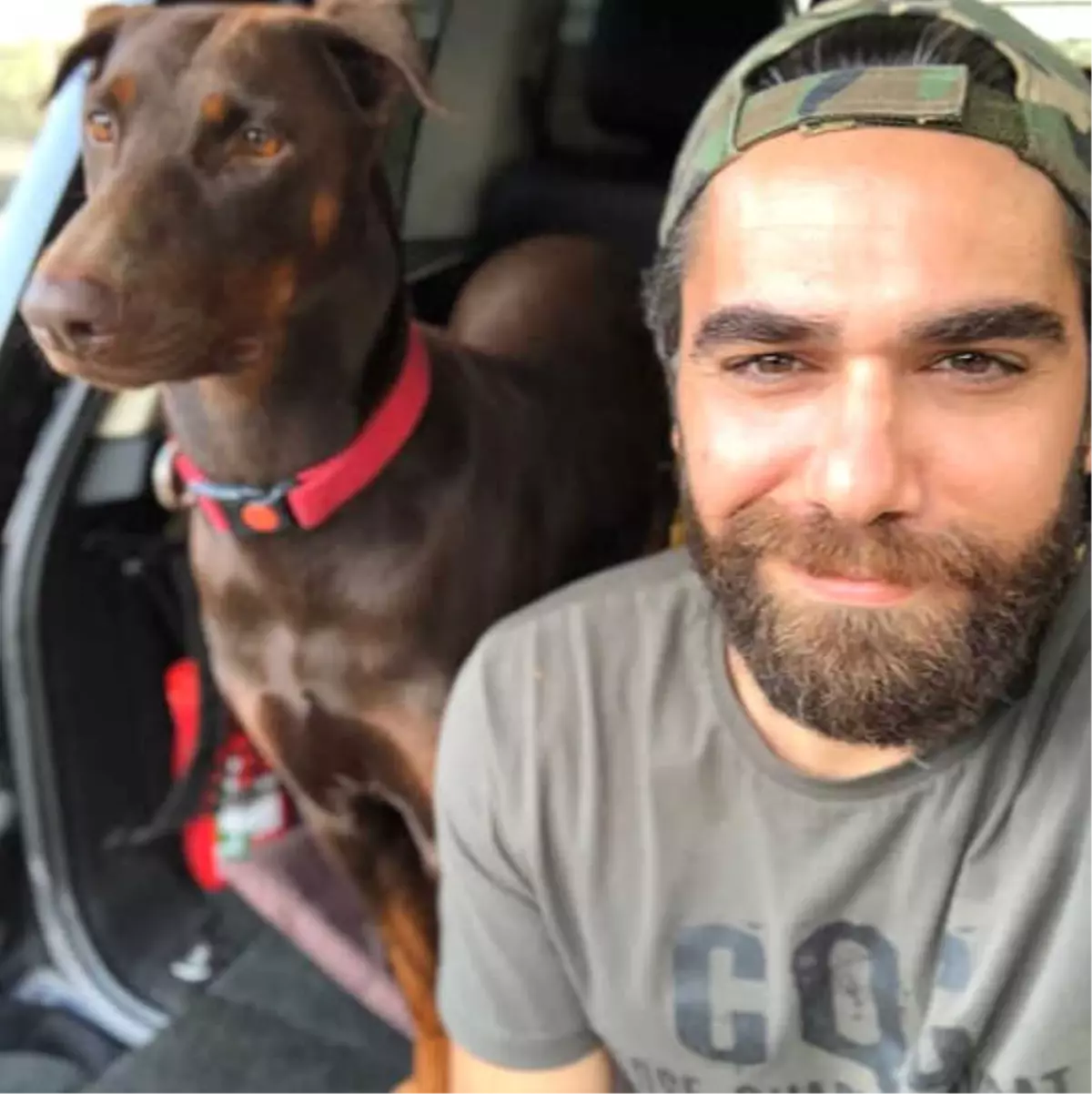 Kadir Doğulu\'nun Köpeğiyle Yaptığı Paylaşım, Kıvanç Tatlıtuğ\'a Benzetildi