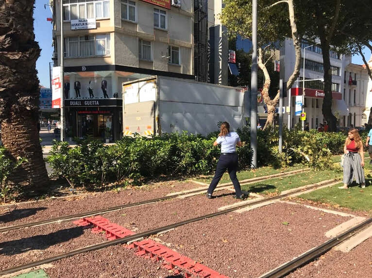 Kamyonet Çınara Çarptı, Tramvay Seferleri Aksadı