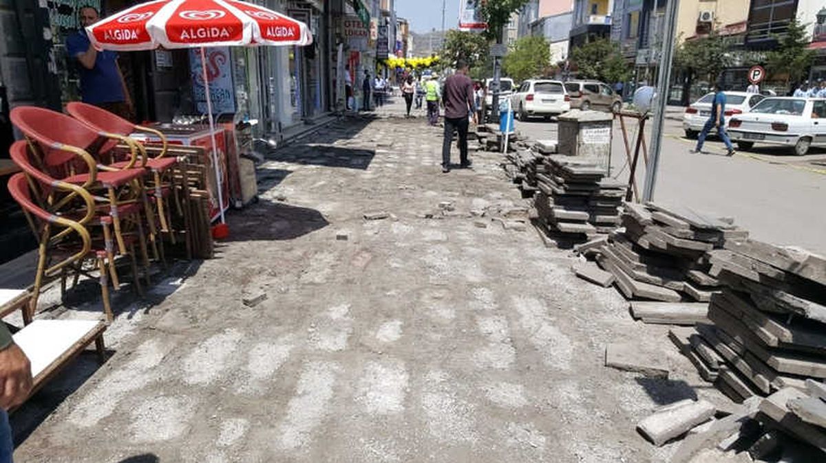Kars Belediyesi Kazımpaşa Caddesi\'nin Kaldırımlarını Yeniliyor
