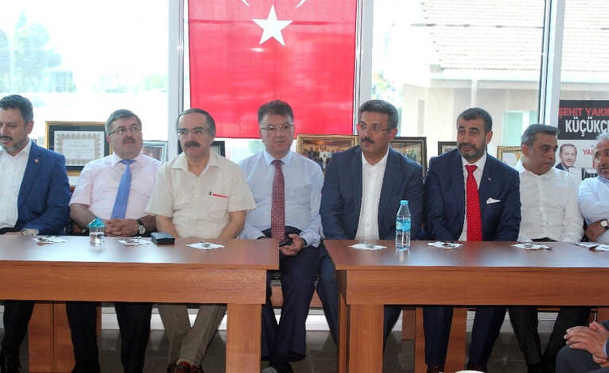 Küçükçekmece\'de 15 Temmuz Şehitleri Mezarı Başında Dualarla Anıldı