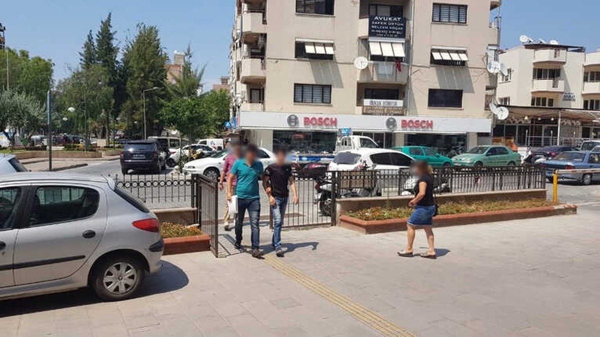 Kuşadası\'nda Aranan 2 Hırsızlık Şüphelisi Yakalandı