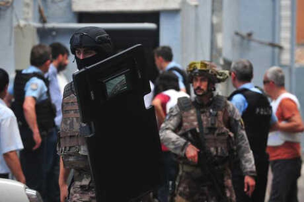 Madde Bağımlısı Genç, Sağlık ve Polis Ekiplerine Ateş Etti (2)