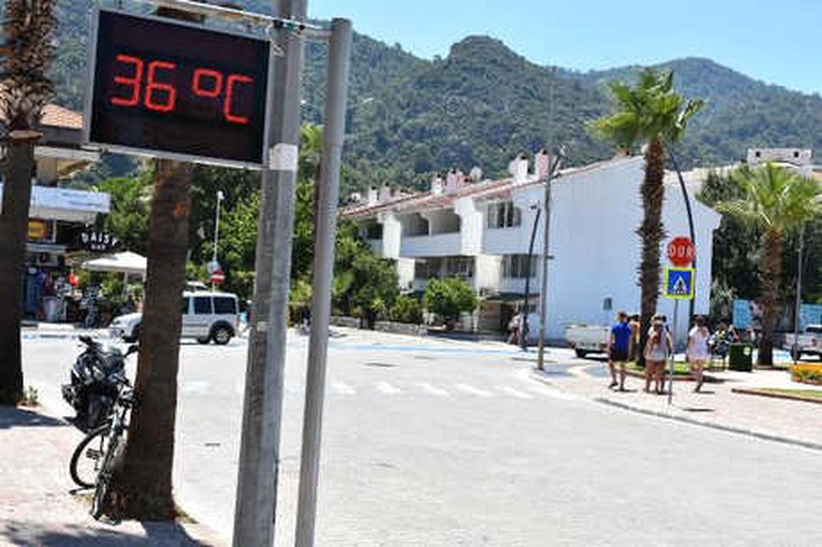 Marmaris\'te Gündüz Plajlar, Gece Sokaklar Doldu