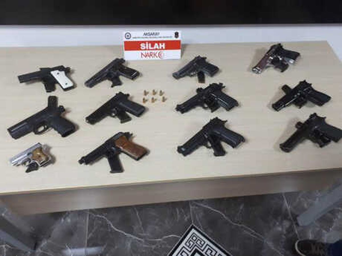 Otomobilde 12 Ruhsatsız Tabanca Ele Geçirildi
