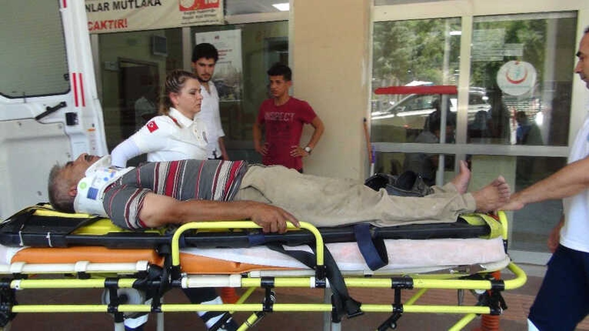 Şanlıurfa\'da Kamyonet ile Otomobil Çarpıştı: 3 Yaralı