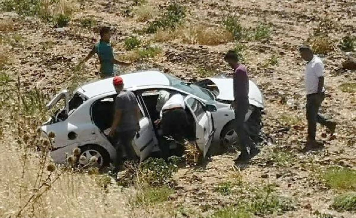 Tarlaya Devrilen Otomobildeki Çift Ağır Yaralandı