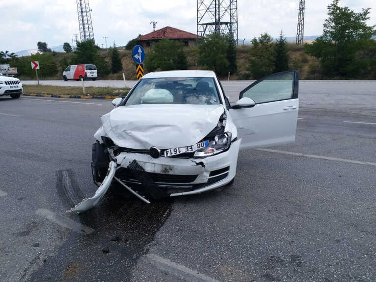 2 Otomobil Birbirine Girdi: 1 Ölü, 6 Yaralı