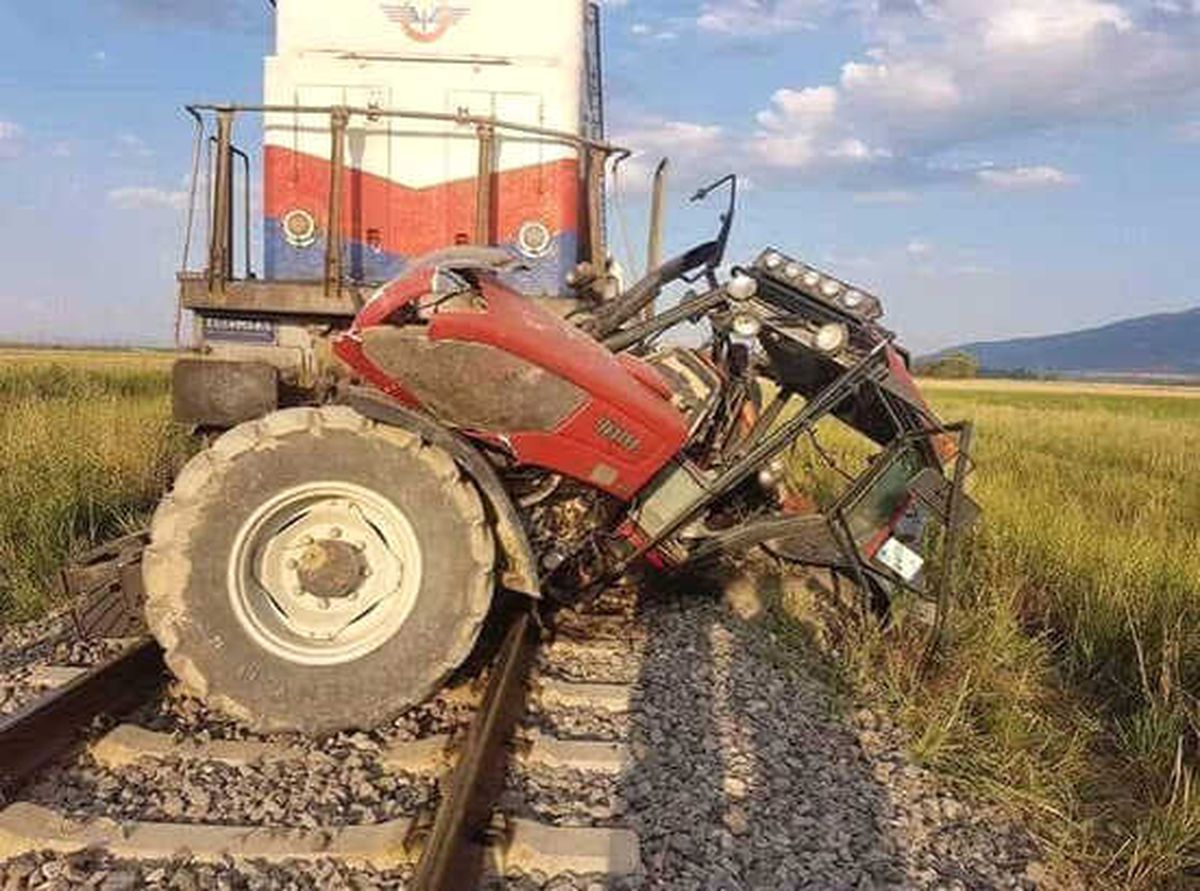 Afyonkarahisar\'da Tren Traktöre Çarptı, 1 Kişi Hayatını Kaybetti