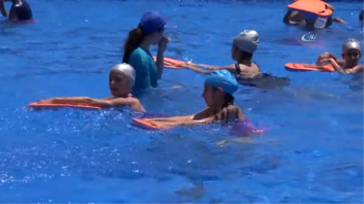 Aydın\'da Çocuklar Kurulan Portatif Havuzlarda Serinliyor