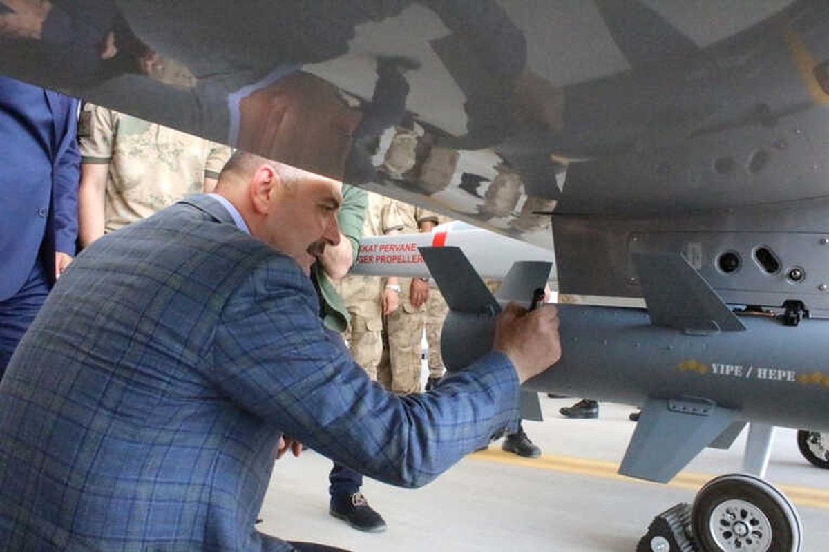 Bakan Soylu, Helikopter Filo Komutanlığı\'nda Bulunan İha\'ları İnceledi