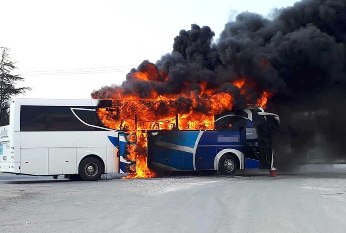 Balıkesir\'de Seyir Halindeki Yolcu Otobüsü Yandı
