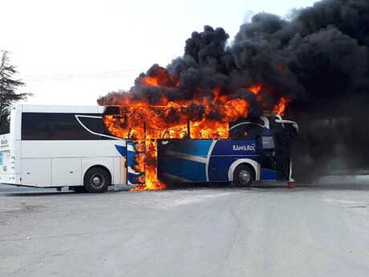 Balıkesir\'de Seyir Halindeki Yolcu Otobüsü Yandı
