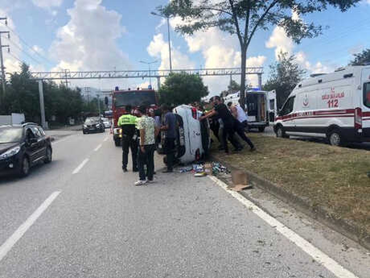 Bariyerlere Çarpan Otomobil Takla Attı: 4 Yaralı